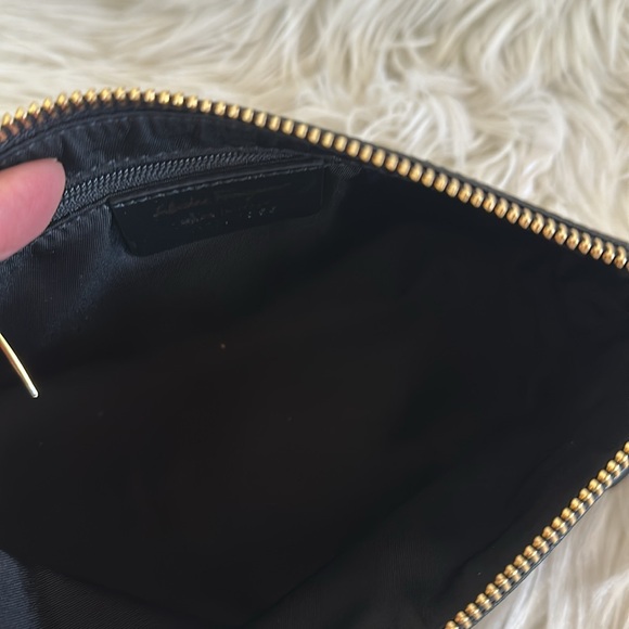 Like new Salvatore Ferragamo bow cosmetic bag - Picture 5 of 6